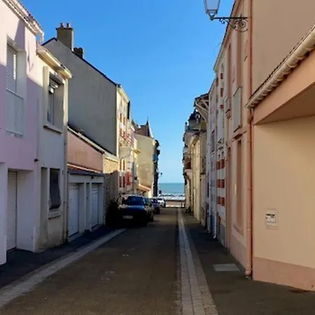 Spacieux Pavillon T5 Avec Cour Privee Et Wifi, A 150m De La Grande Aux Sables D'olonne - Fr-1-92-922 *